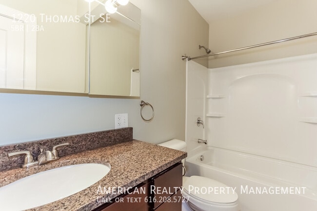 Building Photo - 1220 Thomas St SE