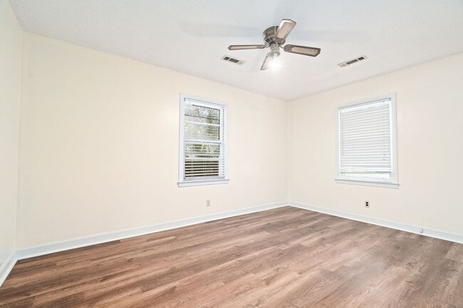 Building Photo - Cozy Living in Goose Creek!