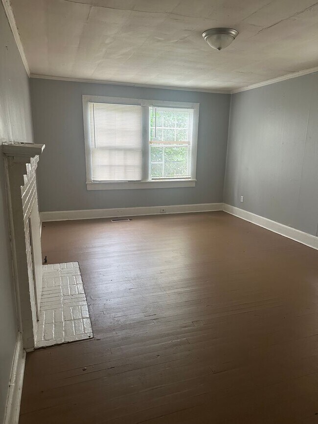 Building Photo - Charming 3 bedroom 1 bath with plenty of open space!