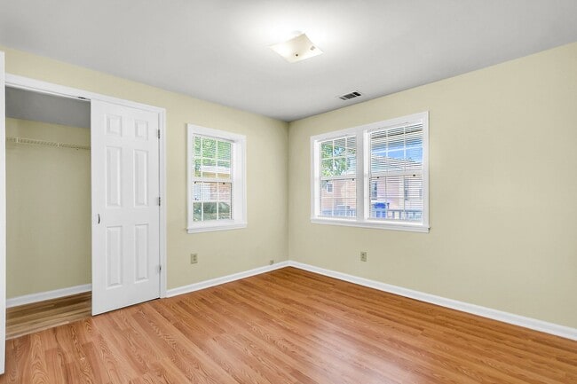 Building Photo - Charming 2 bedroom 1 bathroom home availab...