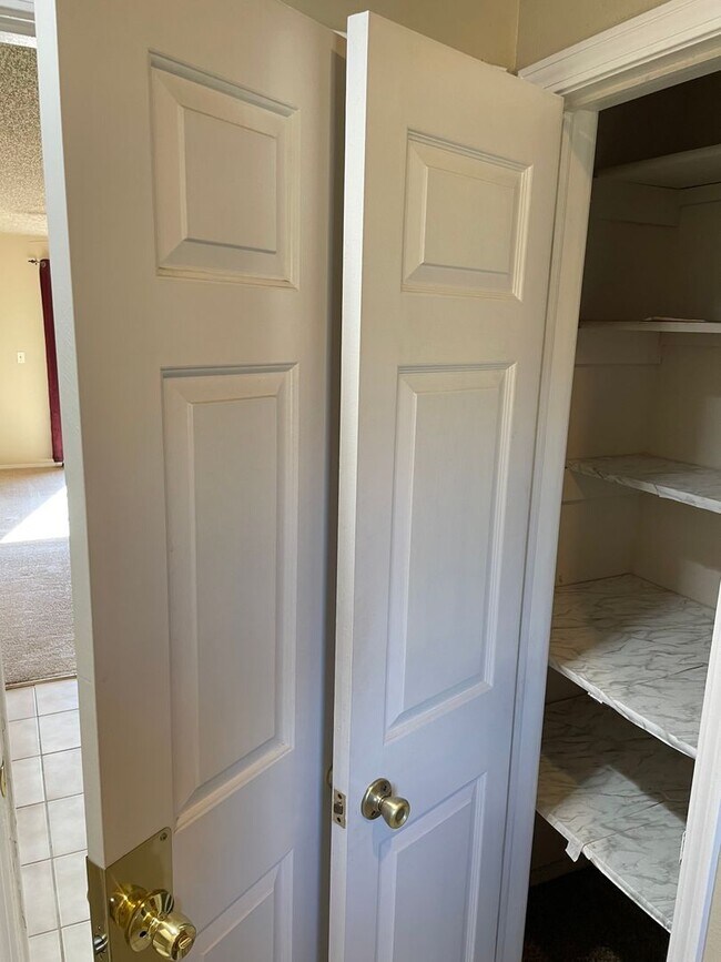 Building Photo - Darling 1 Bed, 1.5 Bath Townhouse with sma...
