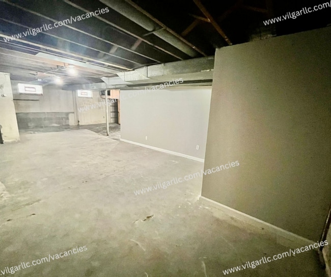 Building Photo - Spacious & Updated 2 large bedrooms & 2 fu...