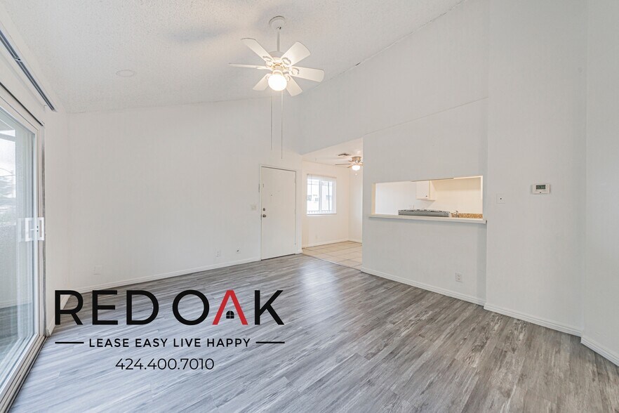 Building Photo - 13043 Vanowen St