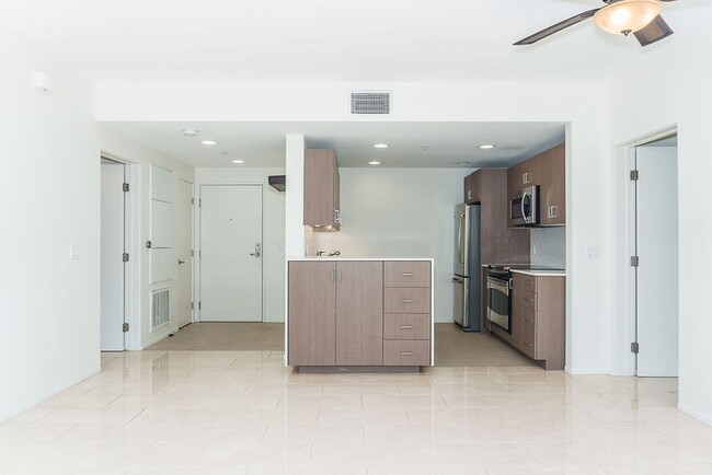 Building Photo - Beautiful 2/2 condo across from Balboa Park!