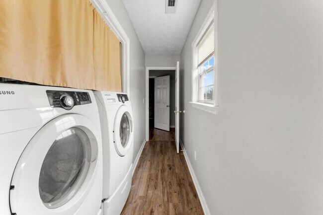 Building Photo - 121 Ashley Ct