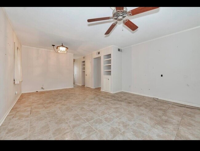 Building Photo - 10122 Shadow Wood Dr