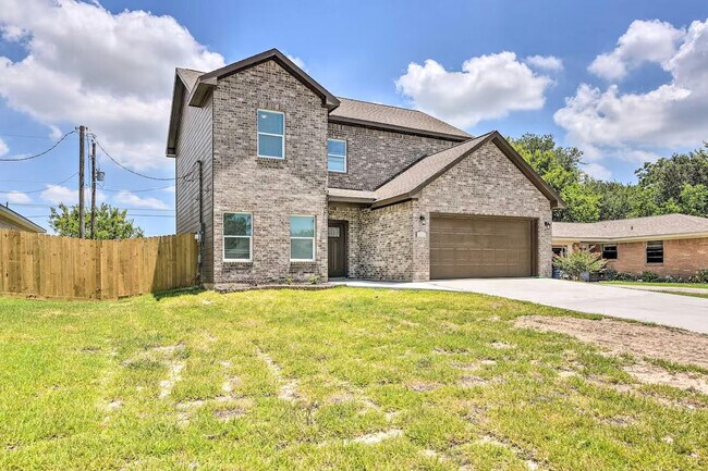 Building Photo - 3510 Oleander Ave