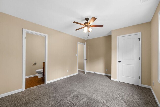 Building Photo - 161 Center Pointe Dr