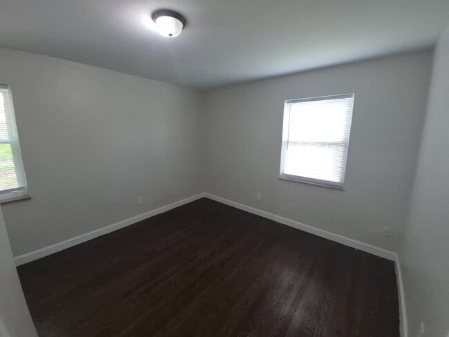 Building Photo - 5568 Raceview Ave