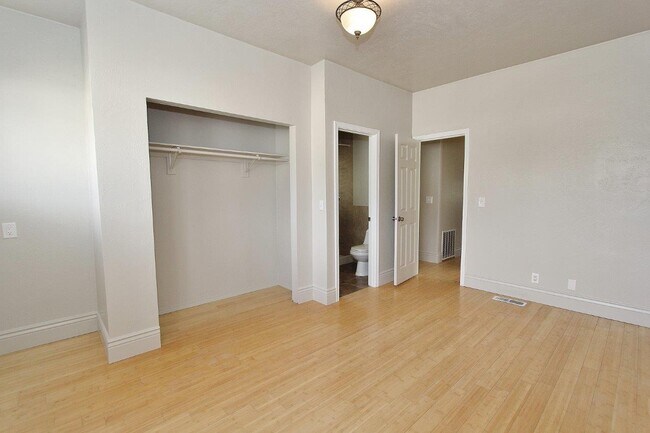 Building Photo - 616 9th Ave S