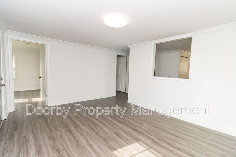 Building Photo - 921 East Ave