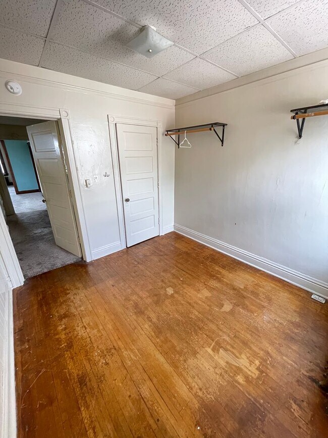 Building Photo - AVAILABLE AUGUST - 2 Bedroom 1 Bath Lower ...