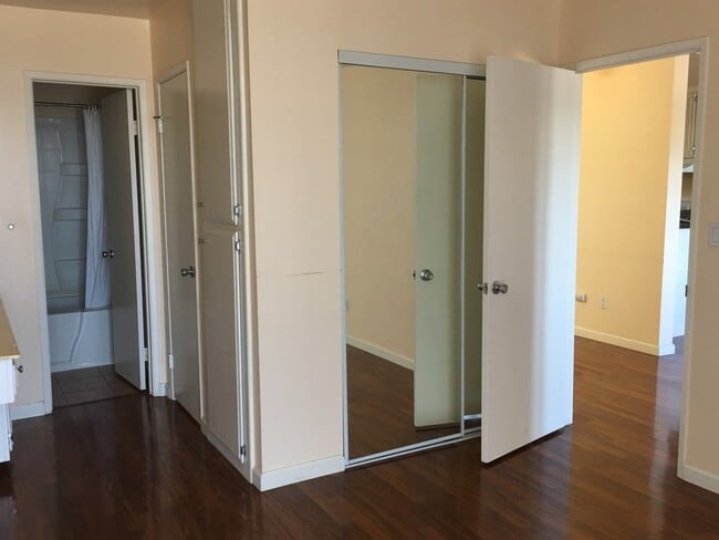 Building Photo - One Bedroom Condo in San Carlos!!