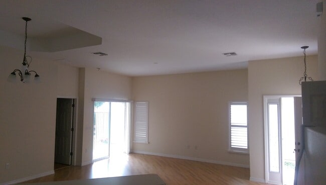Building Photo - 3 bed, 2 bath 2 car garage