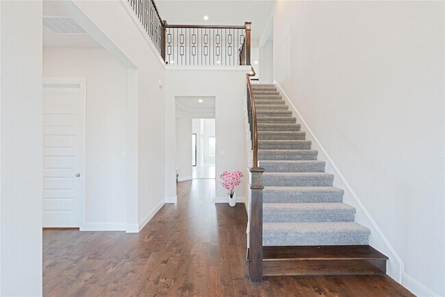 Building Photo - 301 Northcrest Dr