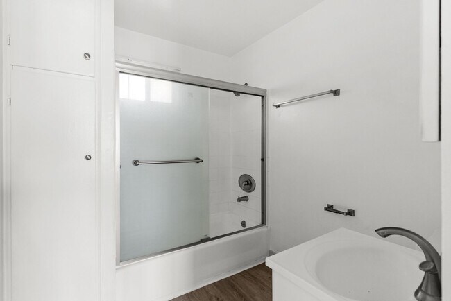 Interior Photo - 727 Olive Ave