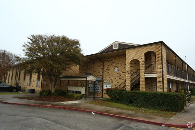Building Photo - Bella Claire