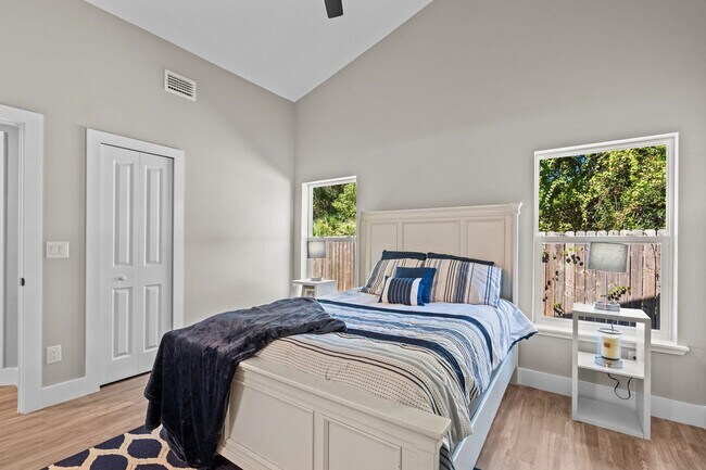 Building Photo - 816 W 9th St