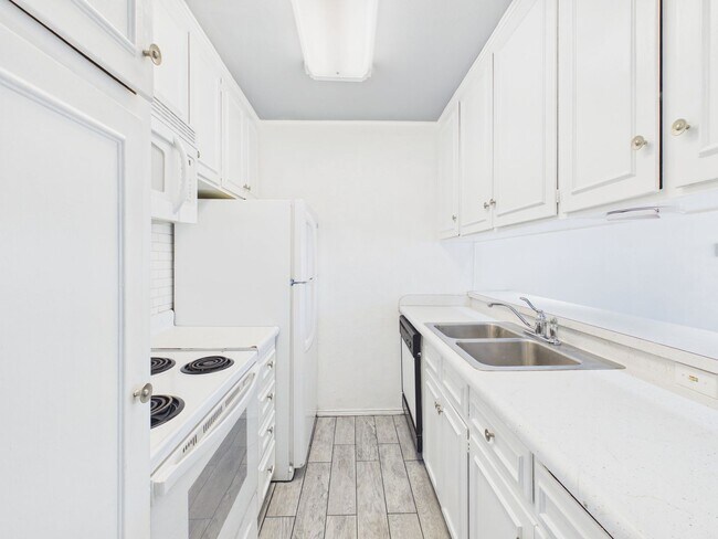 Building Photo - 1 bed/1 bath Condominium Ready for tenant!