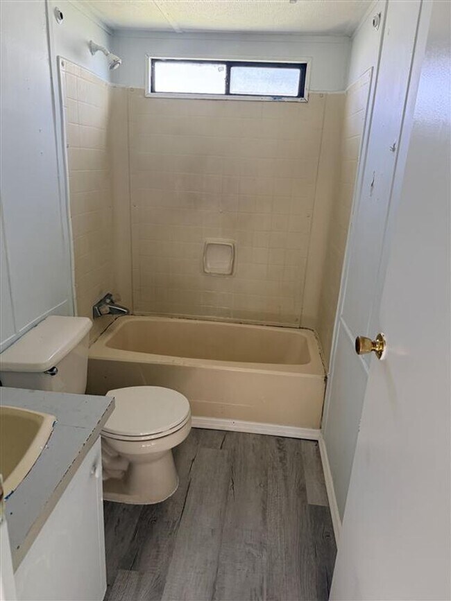 Building Photo - *RENT TO OWN* - PLANT CITY 2/1