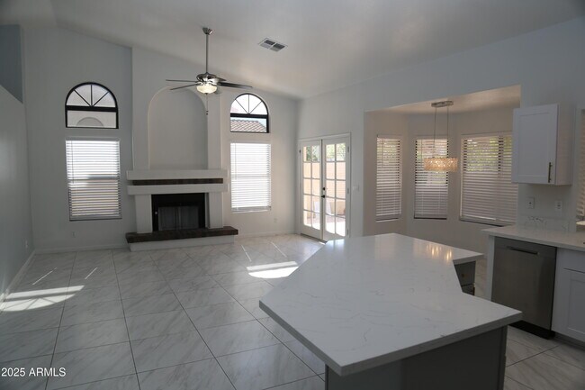 Building Photo - 827 W Harbor Dr