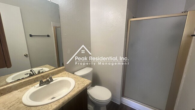 Building Photo - Charming Galt 2bd/2ba Duplex with 2 Car Ga...