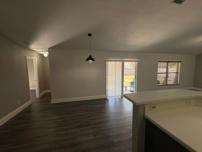 Building Photo - 1196 SE Puritan Ln