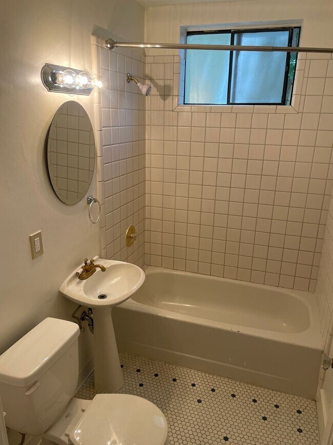 Building Photo - 1 Bedroom 1 Bathroom Duplex in Midtown Sac...
