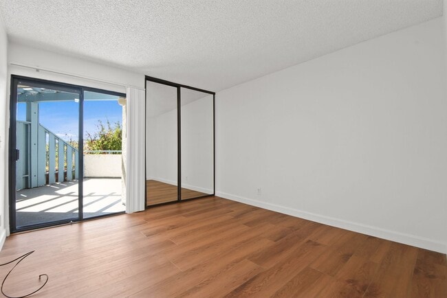 Building Photo - Beautiful 2B | 2B Condo in Los Feliz!