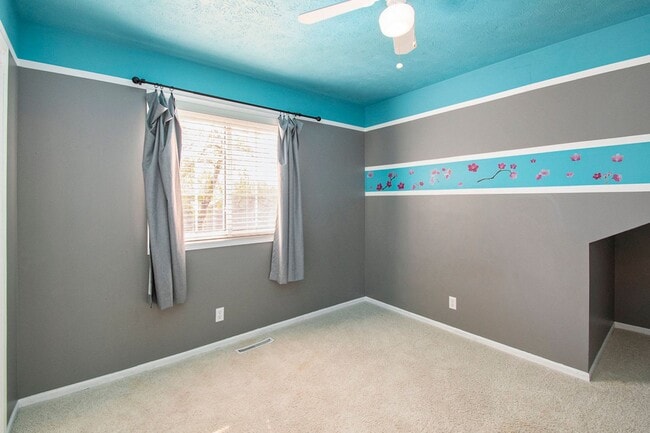 Building Photo - 3 bed + 3 bath Millard tri- level! Ready for move in!