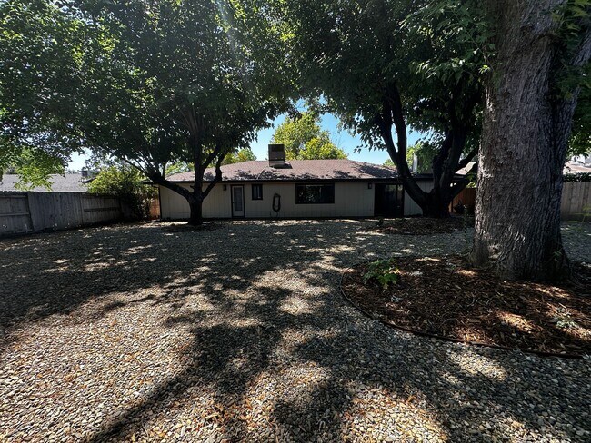Building Photo - Beautiful Vintage home just 1 block from t...