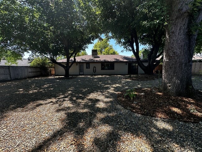 Building Photo - Remodeled Vintage home just 1 block from t...