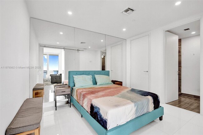 Building Photo - 1300 Brickell Bay Dr