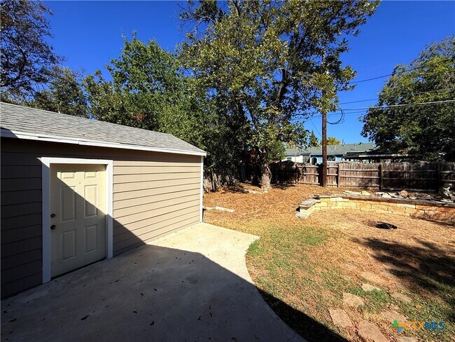 Building Photo - 701 W Kern Rd