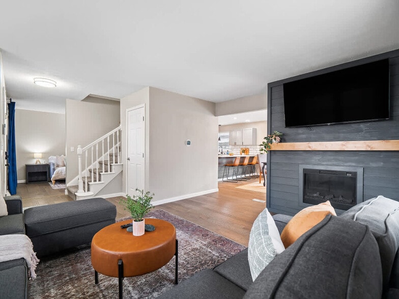 Building Photo - 4861 Pineview Dr