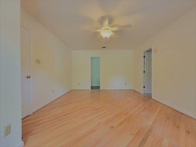 Building Photo - Spacious 3 bedroom 2.5 bath home in South ...