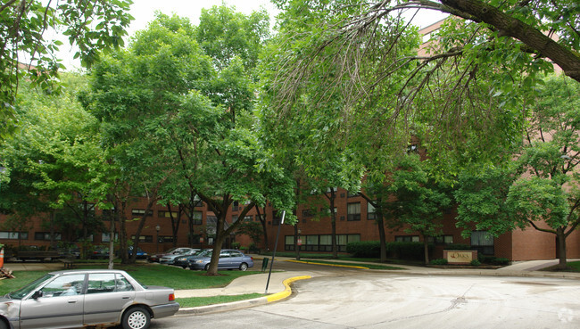 Building Photo - Oaks Dearborn Park