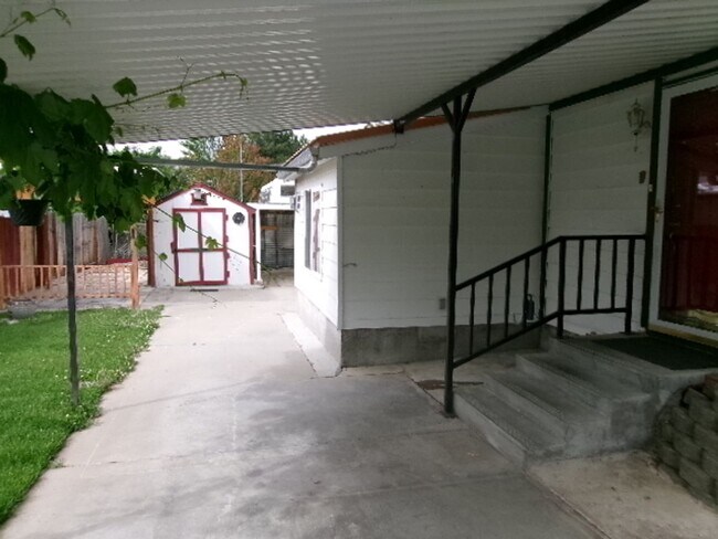 Building Photo - NIce 2 bed, 1 bath with small shop close to recreation