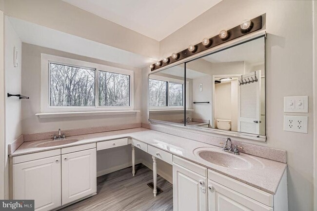 Building Photo - 4 Oakridge Ct