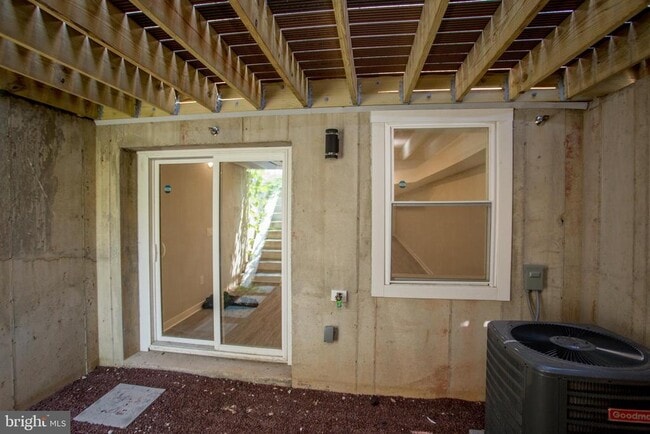 Building Photo - 1214 E Fletcher St