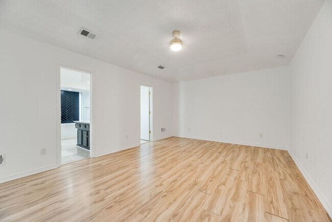 Building Photo - Spacious updated East Dallas home with open layout, flex suite, and easy access to White Rock Lake
