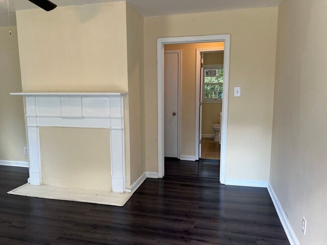 Building Photo - 2 Bedroom House - Section 8 Accepted