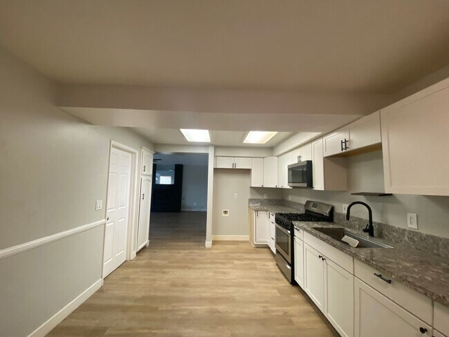 Building Photo - Recently Remodeled 3 BD 2 BA House in a Desirable SW Bakersfield
