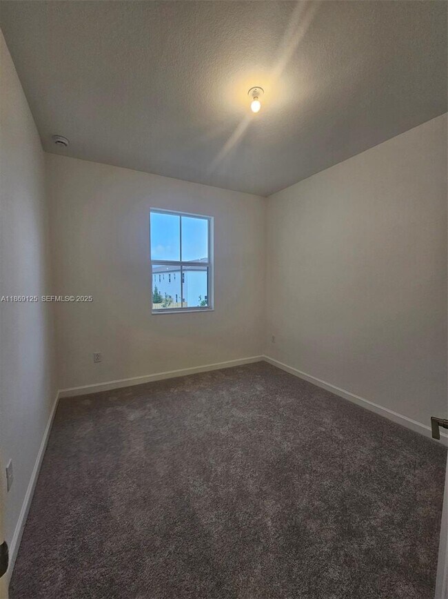 Building Photo - 2785 SE 25th Ave