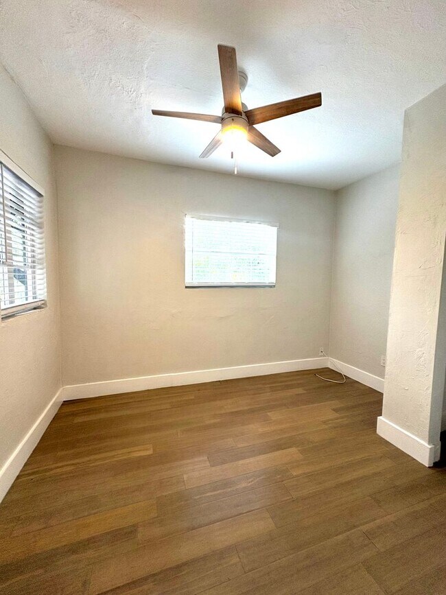 Building Photo - 3/2 Historic Home Available NOW!