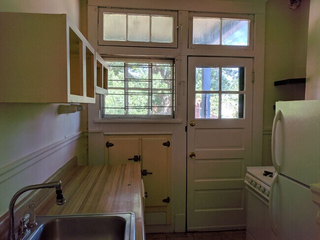 Building Photo - 118 S Colonial Ave