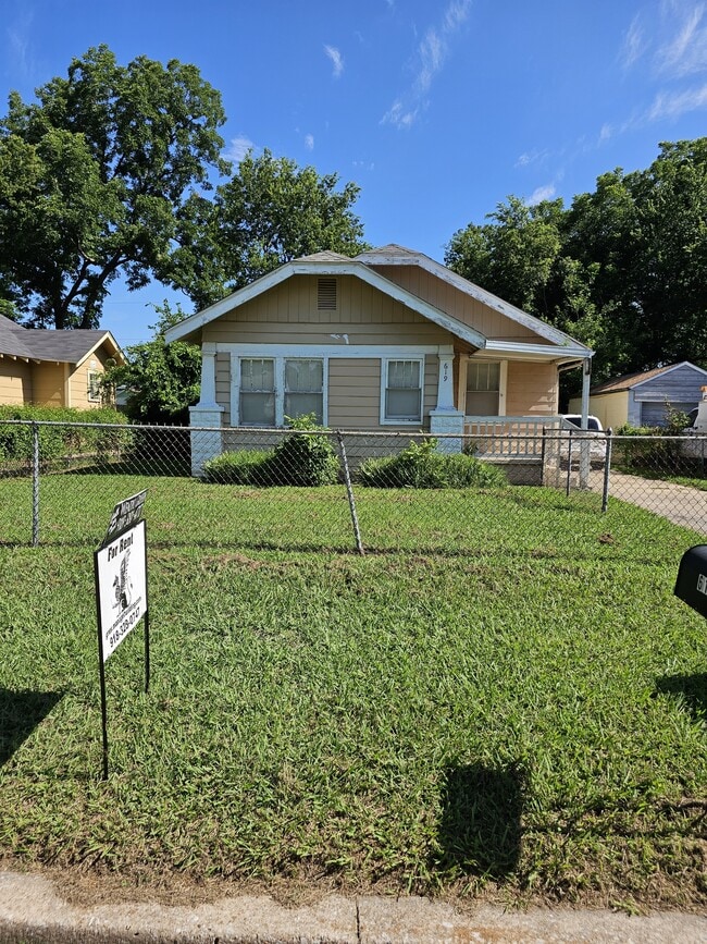 Primary Photo - 619 E Young St