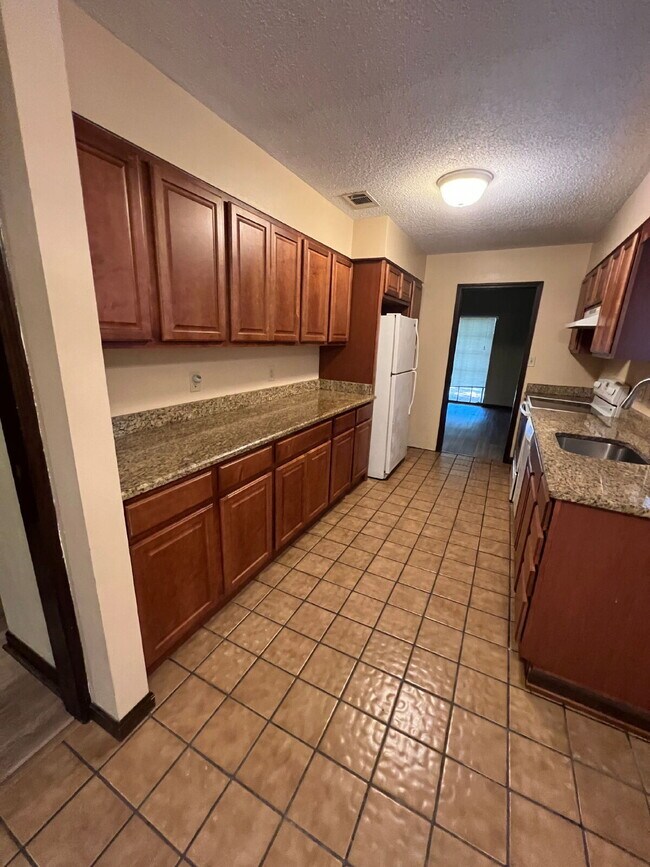 Building Photo - Large 2BD/ 2BTH with loft-Great Location