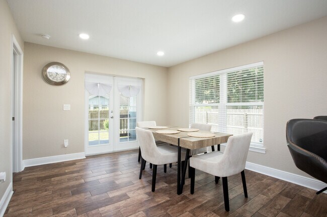 Building Photo - 1313 E Cayuga St