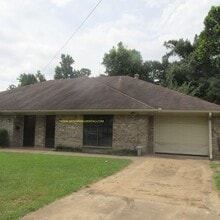 Building Photo - 3 bedroom 2 bath duplex